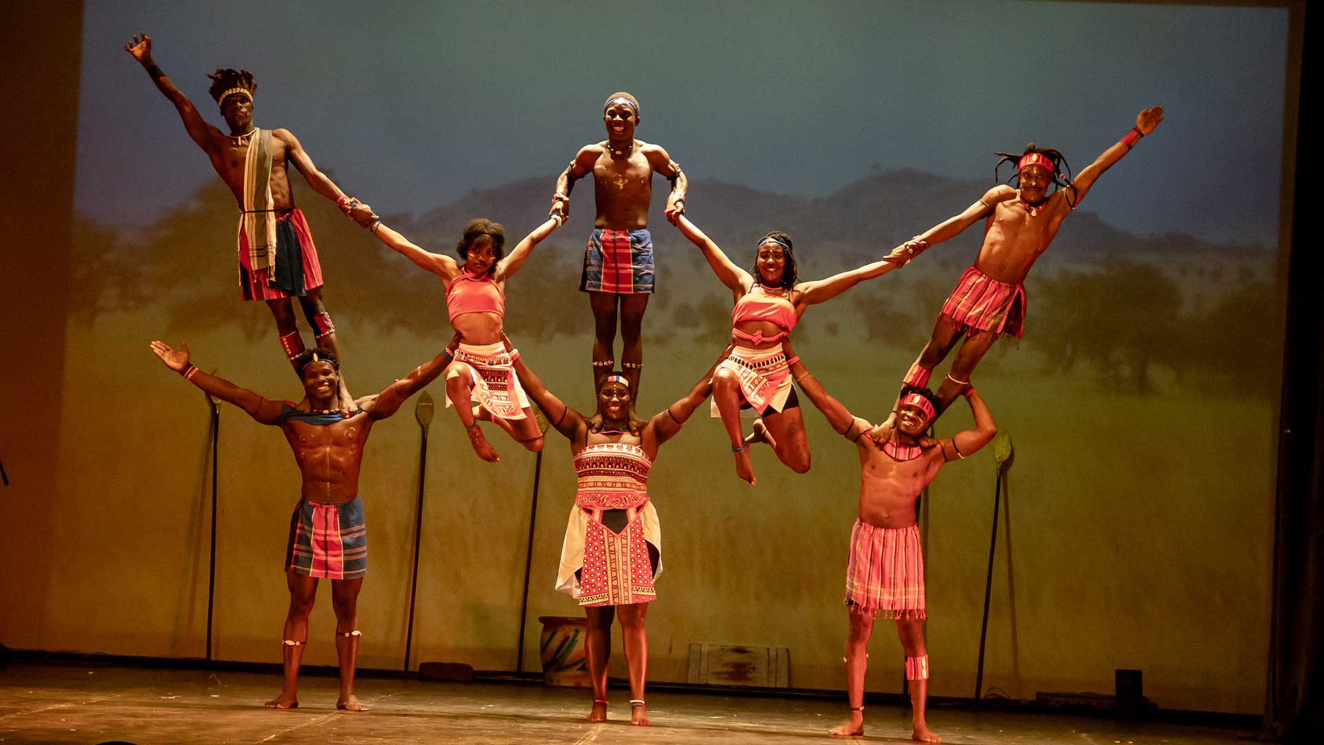 El circo africano de Mighty Jambo anima la Navidad en el Teatro Pavón con la vida de los Massai en Greedy on Christmas Day
